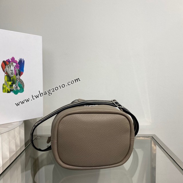 Prada專櫃2023新款女士水桶包 1BE060 普拉達鹿皮紋牛皮抽繩肩背桶包 csp1595